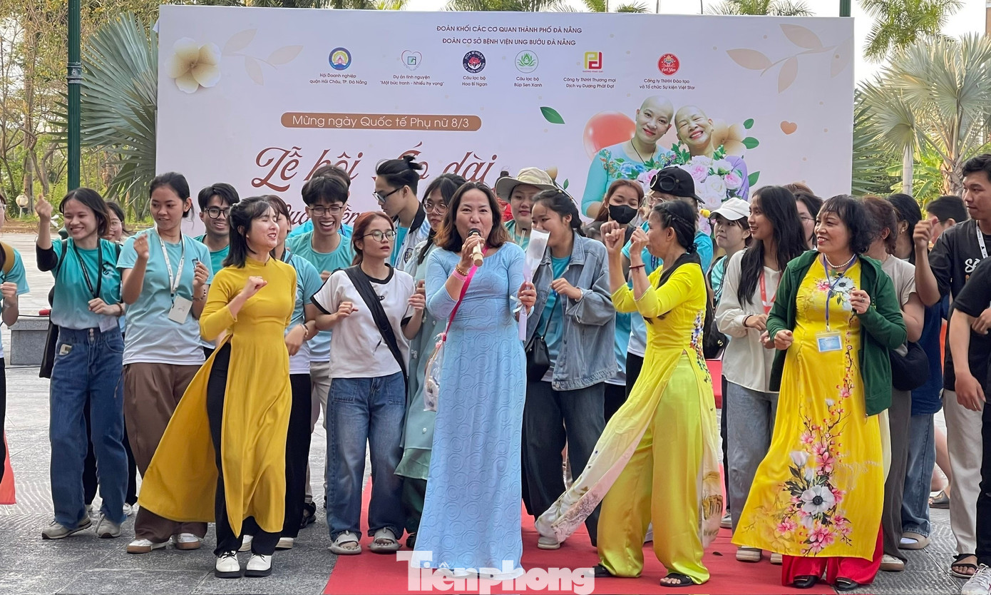 Trong khuôn khổ chương trình còn diễn ra các hoạt động như giao lưu văn nghệ, tặng quà, bánh,… Ảnh: Bảo Trân