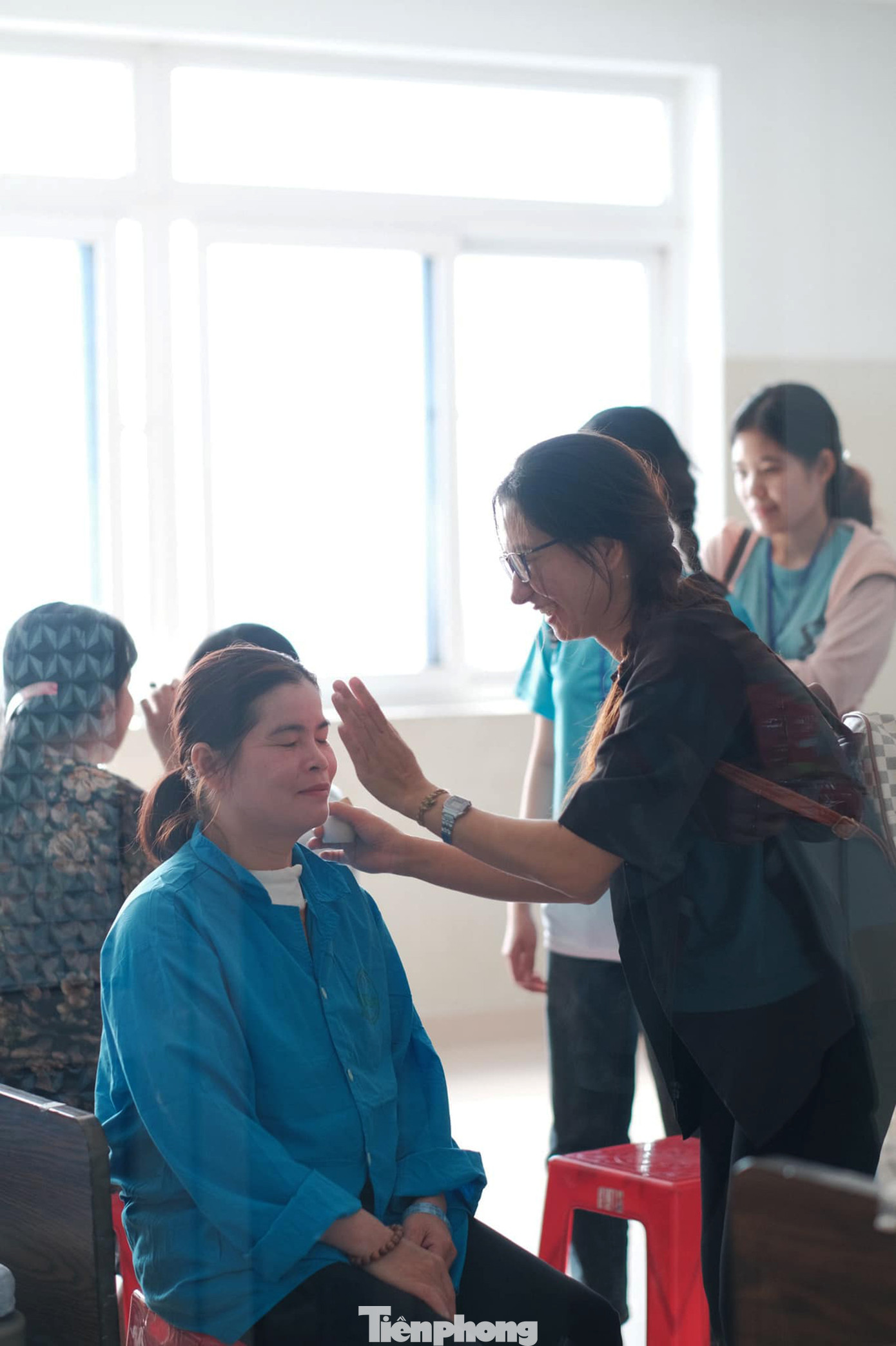 Mà còn làm đẹp cho các cô các chị, để đôi má thêm hồng, đôi môi thêm đỏ. Ảnh: Như Bảo