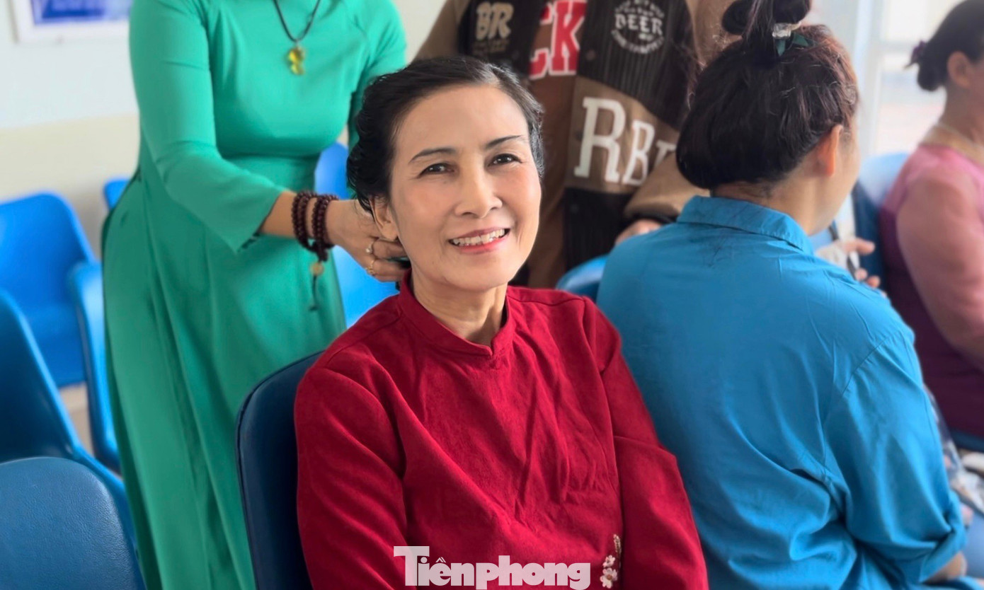 Cô Lương Thị Kim Hoa (cựu phóng viên báo Công an Đà Nẵng) hôm nay có lịch điều trị bệnh u phổi tại bệnh viện, cảm thấy vui hơn mọi khi. “Cô rất vui vì mọi người đã mang nhiều điều tích cực cho nơi đây. Yếu tố tâm lý rất quan trọng trong quá trình điều trị bệnh, cô mong dù bệnh tật đến đâu chúng ta vẫn nên lạc quan, vui vẻ và luôn giữ niềm tin rằng bệnh tật sẽ chẳng theo ta suốt đời”, cô Hoa nói. Ảnh: Bảo Trân