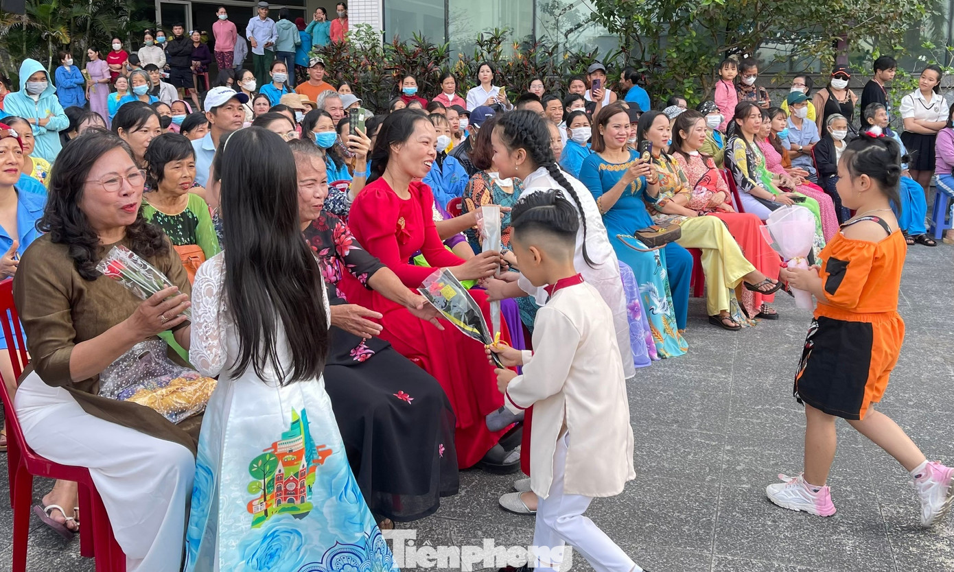 Các em thiếu nhi tặng hoa các bà, các cô bệnh nhân. Ảnh: Bảo Trân