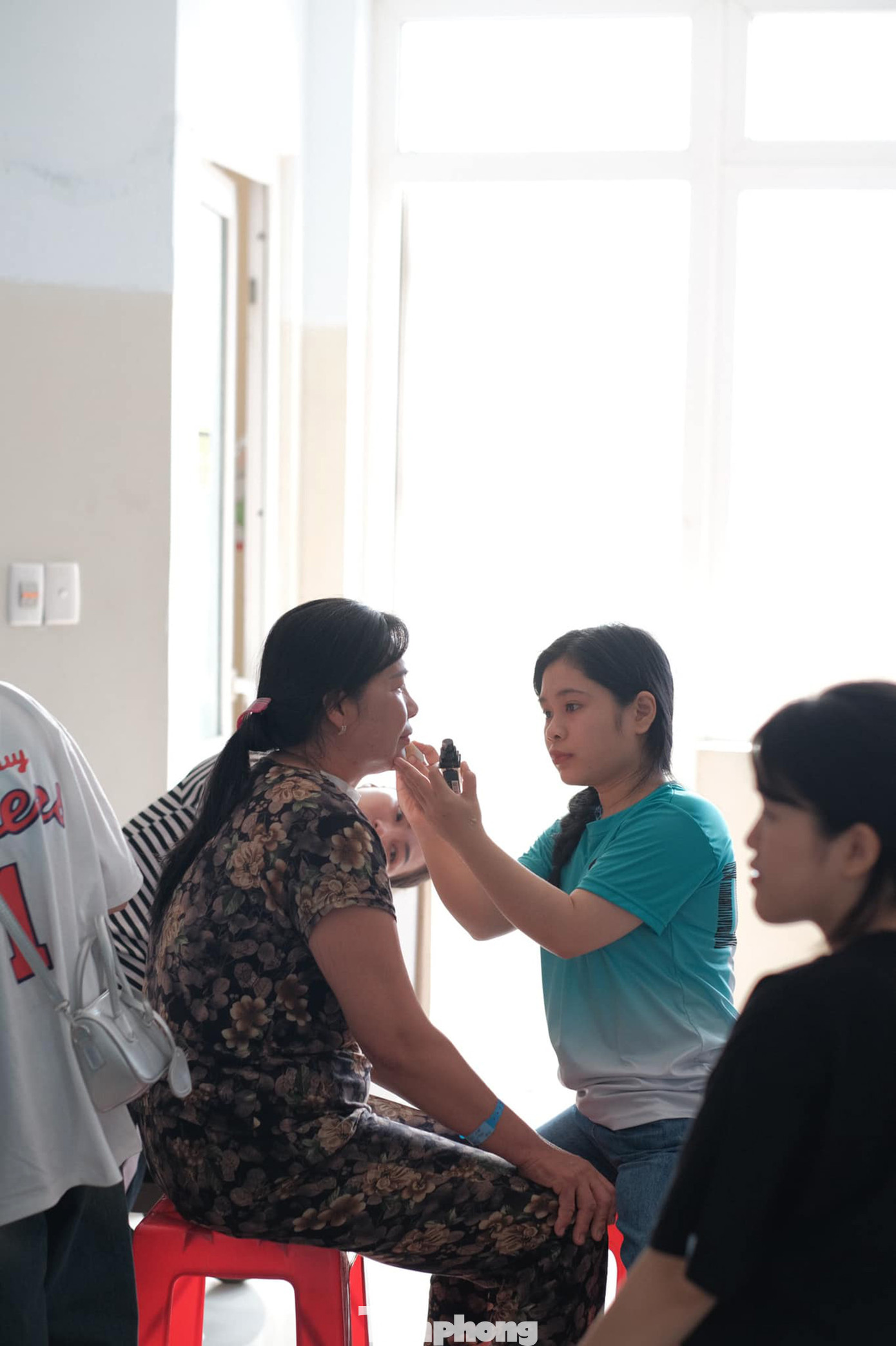 Mà còn làm đẹp cho các cô các chị, để đôi má thêm hồng, đôi môi thêm đỏ. Ảnh: Như Bảo