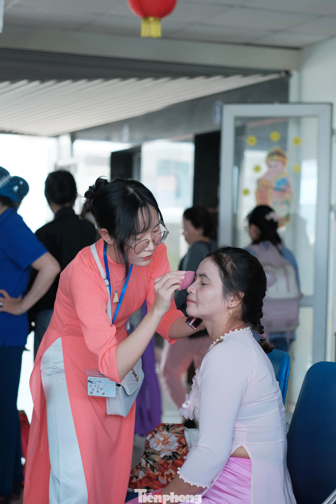 Mà còn làm đẹp cho các cô các chị, để đôi má thêm hồng, đôi môi thêm đỏ. Ảnh: Như Bảo