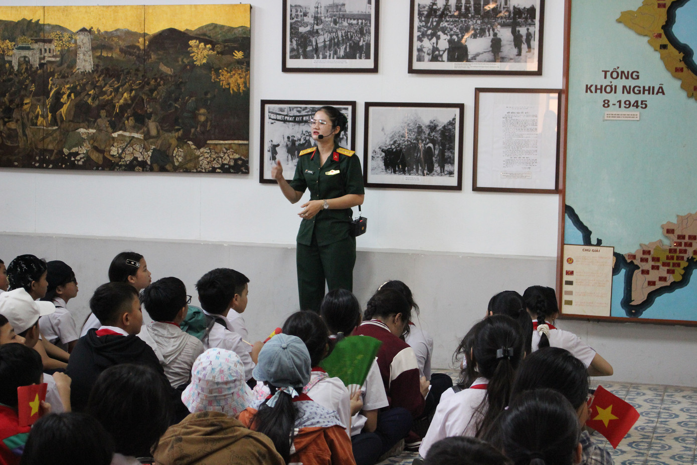 Các em học sinh trường THCS Nguyễn Đình Chiểu (Đà Nẵng) chăm chú nghe thuyết minh về những câu chuyện lịch sử hào hùng, đầy tự hào của vùng đất Quân khu 5. Ảnh: Trúc Linh