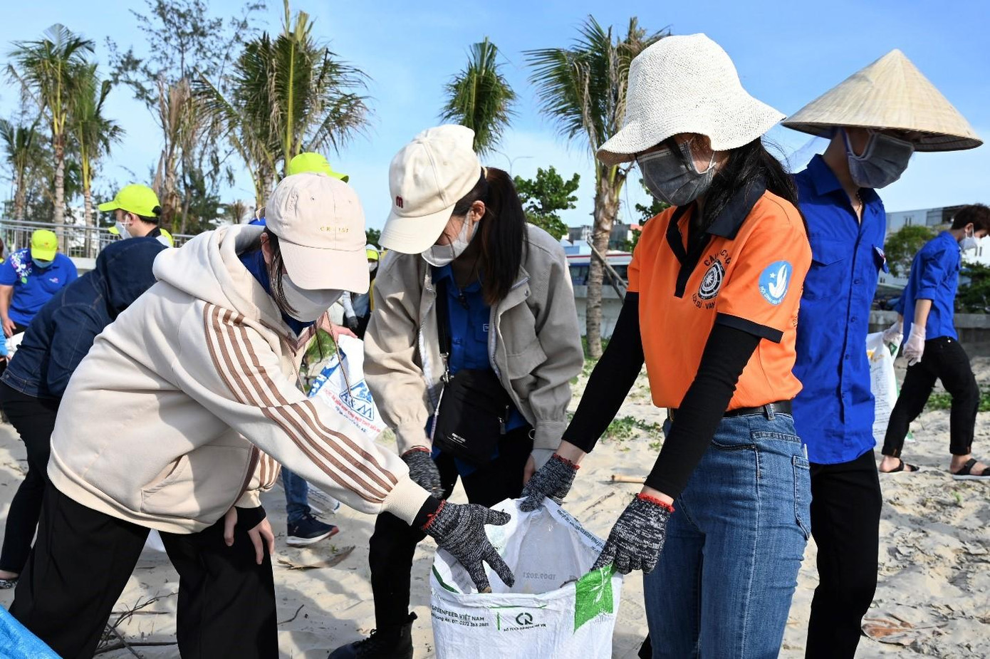 Các tình nguyện viên hăng hái tham gia dọn vệ sinh môi trường dọc bãi biển đường Nguyễn Tất Thành - Ảnh: Huỳnh Như