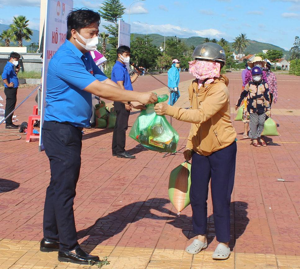 Theo Bí thư Thị Đoàn Võ Hoài Văn (đơn vị chịu trách nhiệm vận hành ATM gạo) thì cây “ATM gạo miễn phí của thanh niên” bước đầu được đặt tại trung tâm thị xã Đông Hòa và sẽ thực hiện trong vòng 20 ngày kể từ ngày 26/7. Sau đó sẽ lưu động luân phiên tại các xã, phường trên địa bàn TX Đông Hòa. Đồng thời, Ủy ban MTTQ và Thị Đoàn Đông Hòa cũng sẽ huy động thêm 400 suất nhu yếu phẩm thiết yếu, trị giá 150.000 đồng/suất để tặng kèm theo cho người dân khi đến nhận gạo
