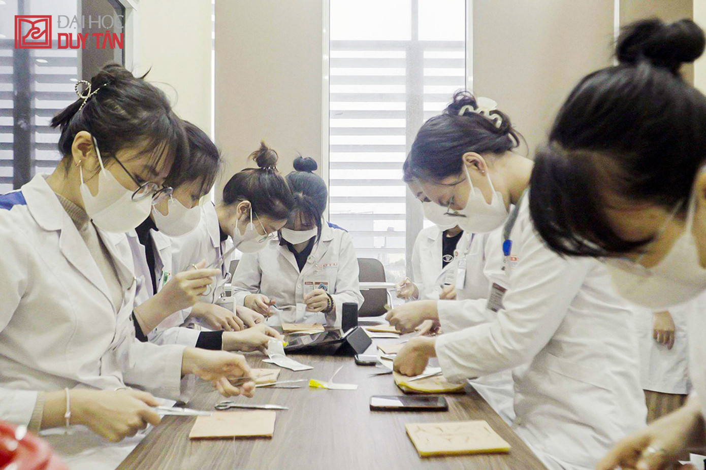 Thực hành Mô hình Khâu Vết thương DTU SimSkin tại ĐH Duy Tân
