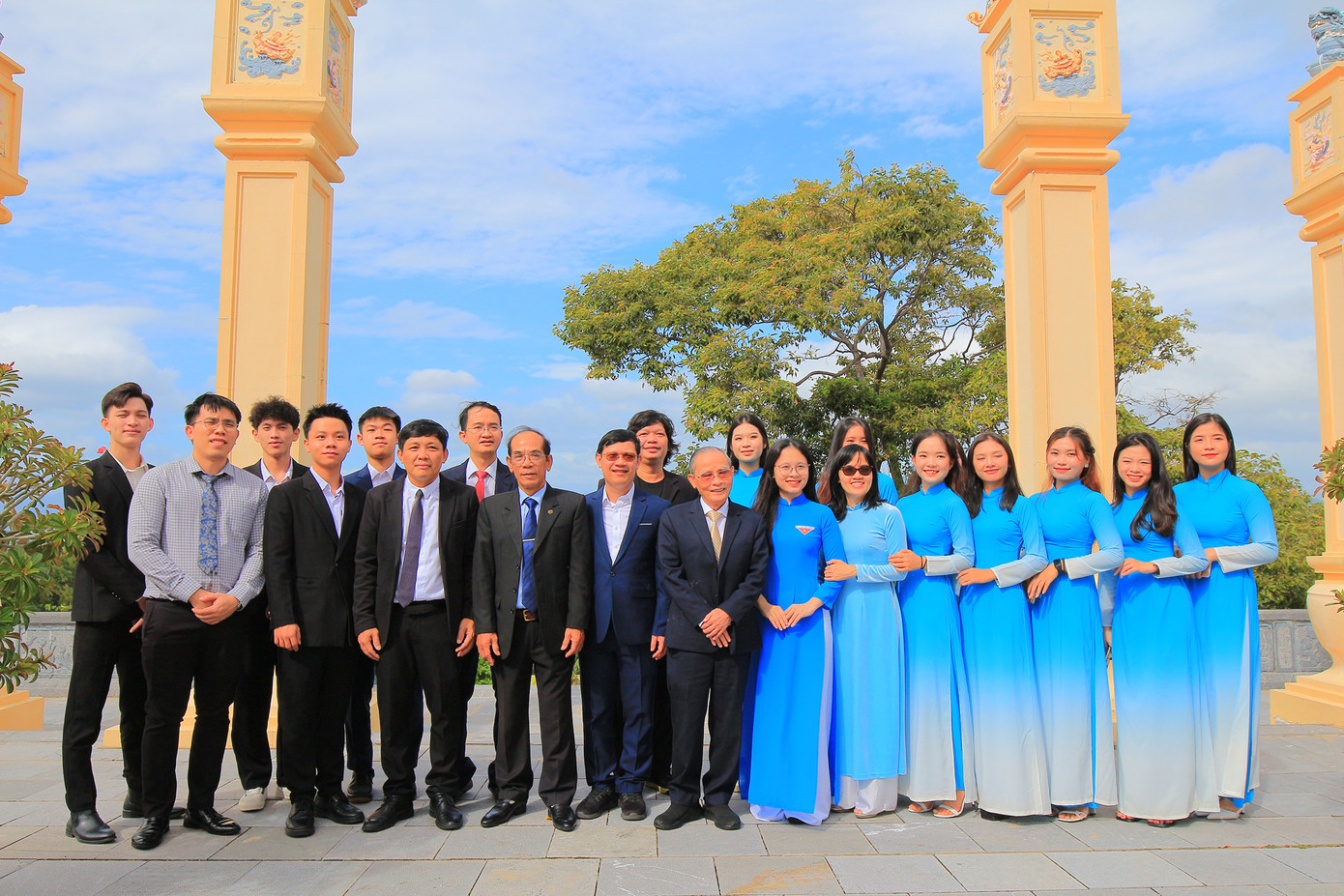 Đoàn thắp hương chùa tại chùa Linh Nguyên Đoàn thắp hương chùa tại chùa Linh Nguyên