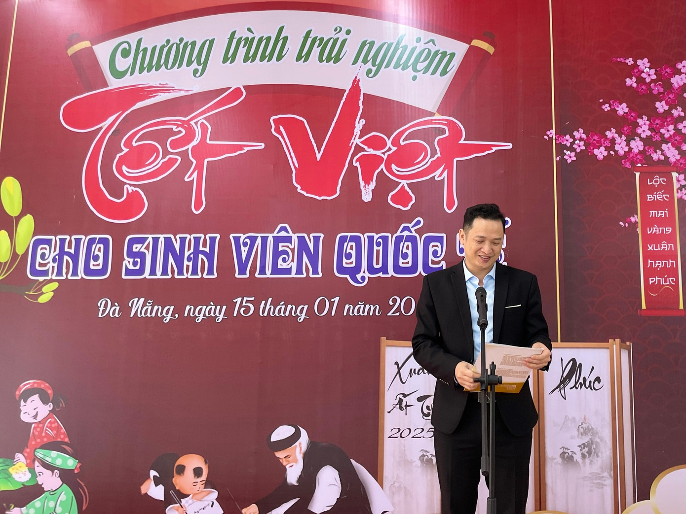 “Chương trình trải nghiệm Tết Việt là sự kiện đặc biệt, giới thiệu vẻ đẹp văn hóa truyền thống Việt Nam, và cũng là dịp để thắt chặt mối quan hệ gắn bó giữa các bạn sinh viên quốc tế với nhà trường và đất nước Việt Nam. Thông qua các hoạt động, sinh viên sẽ được hòa mình vào không khí Tết cổ truyền, cảm nhận được sự thân thương, gần gũi mà Việt Nam luôn muốn gửi gắm đến bạn bè quốc tế”, PGS.TS Nguyễn Văn Hiếu - Phó Hiệu trưởng Trường ĐH Sư phạm (ĐH Đà Nẵng) phát biểu khai mạc chương trình.