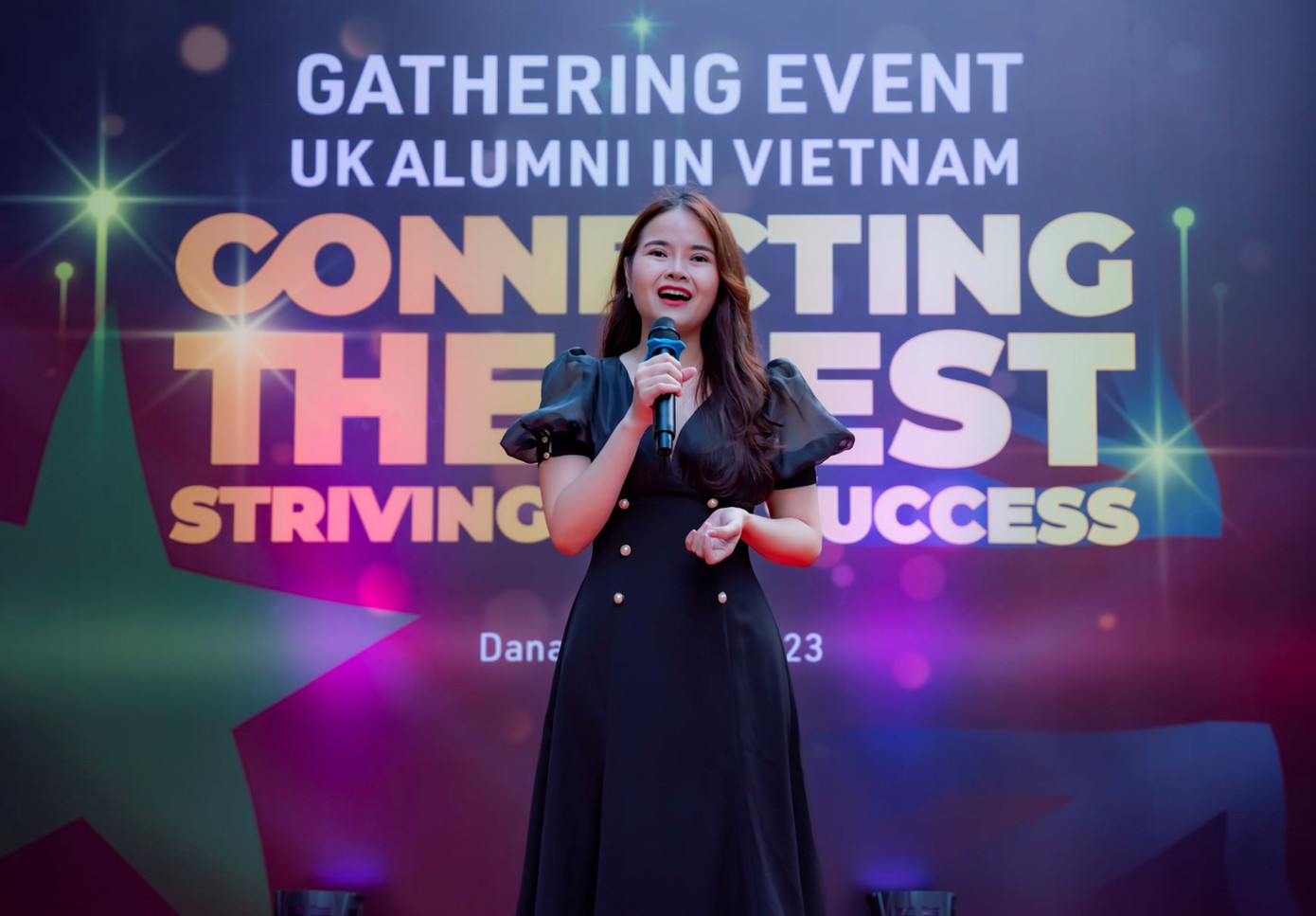 Dung chia sẻ tại một sự kiện của Cựu du học sinh Anh diễn ra tại TP. Đà Nẵng