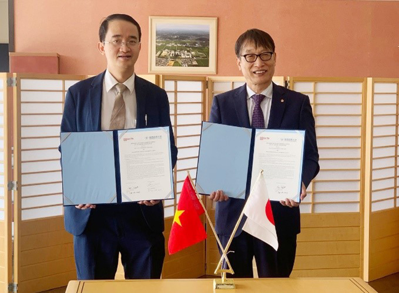 Đại diện ĐH Duy Tân ký kết hợp tác với ĐH Josai - Nhật Bản Đại diện ĐH Duy Tân ký kết hợp tác với ĐH Josai - Nhật Bản