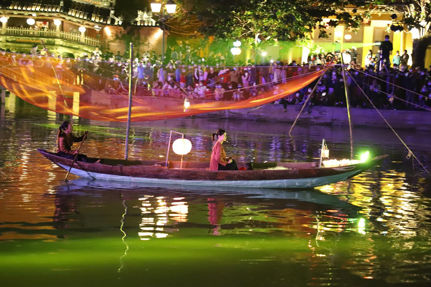 Đan dệt ánh sáng - ảnh T.L