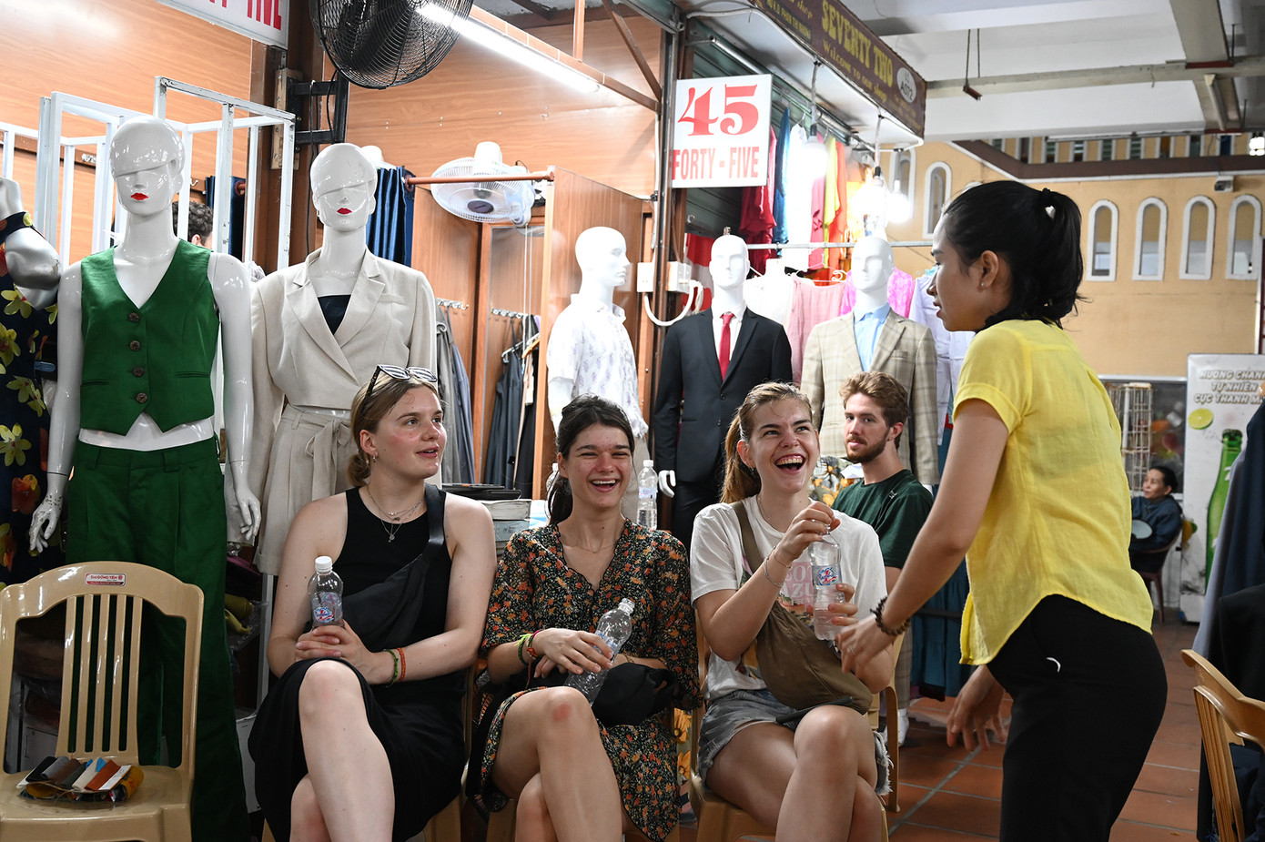 Chị Đỗ Thị Phúc - quản lý cửa hàng cho biết: “Riêng trong tháng 3 này tiệm nhận được gần 1.000 đơn hàng, đa số là khách nước ngoài”. (Ảnh: Huỳnh Như)