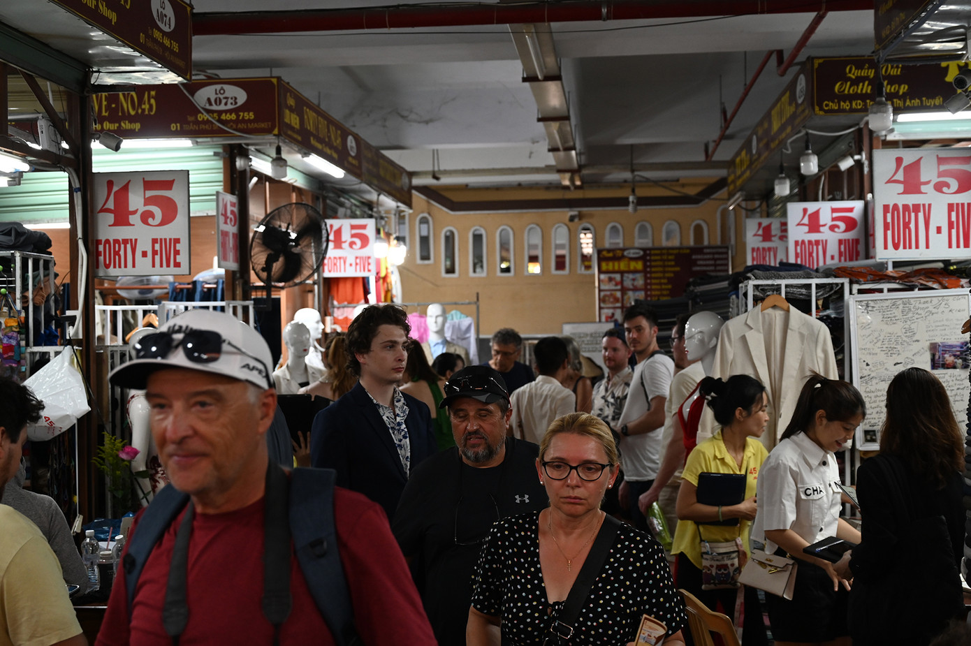 Nhờ đó lượng khách lui tới đây cũng như các tiệm may lân cận tăng gấp 2-3 lần so với trước. (Ảnh: Huỳnh Như)