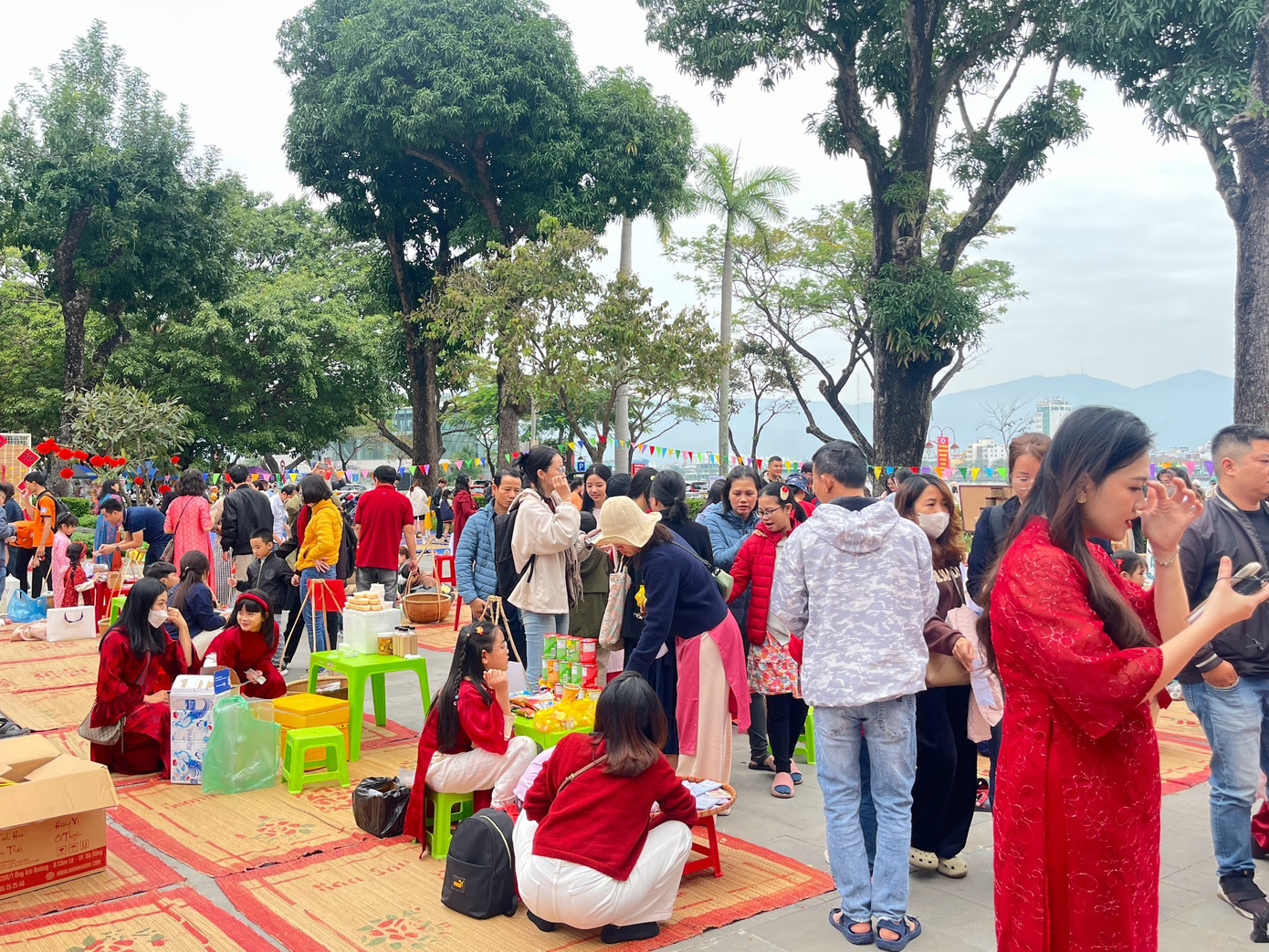 Phiên chợ Tết bên bờ sông Hàn. Ảnh: Lệ Thủy. Phiên chợ Tết bên bờ sông Hàn. Ảnh: Lệ Thủy.