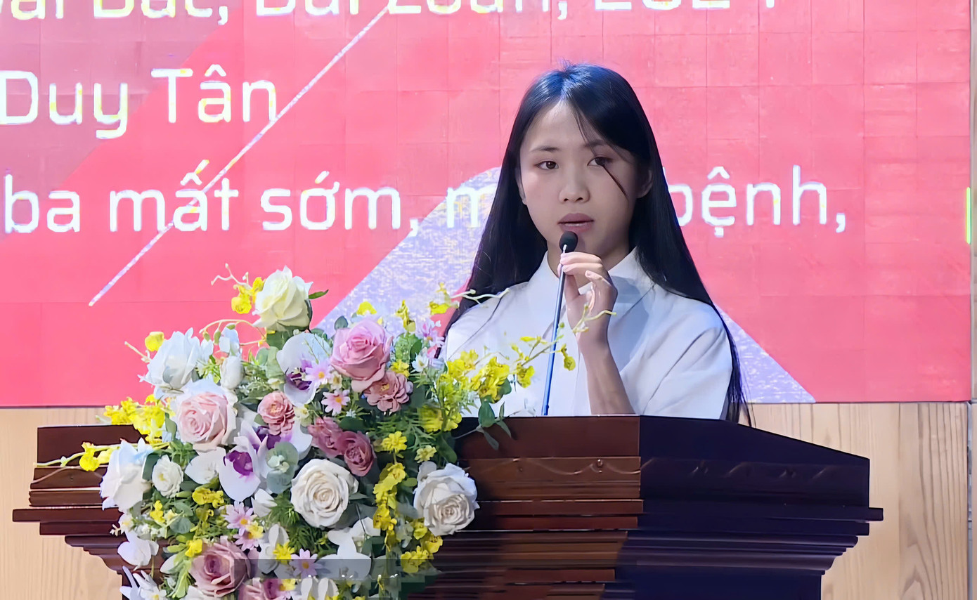 Thanh Ly đại diện cho 20 sinh viên nhận Học bổng VALOMA phát biểu