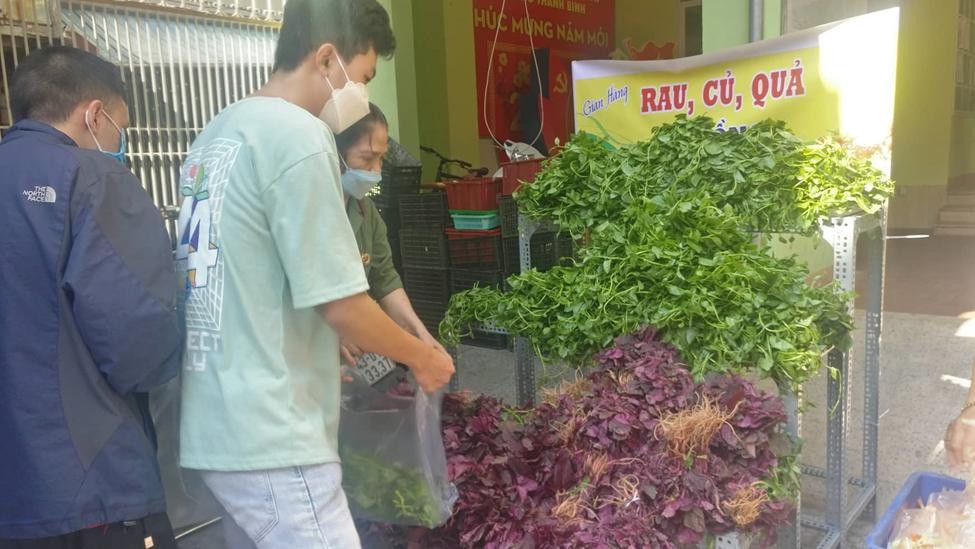 Từ 6h sáng, các cô chú, anh chị trong phường Thanh Bình đã có mặt phân chia rau củ, thịt, trứng xếp ngăn nắp trên các quầy trước khi phiên chợ chính thức mở cửa vào 8h30 sáng - ảnh Kim Ngân