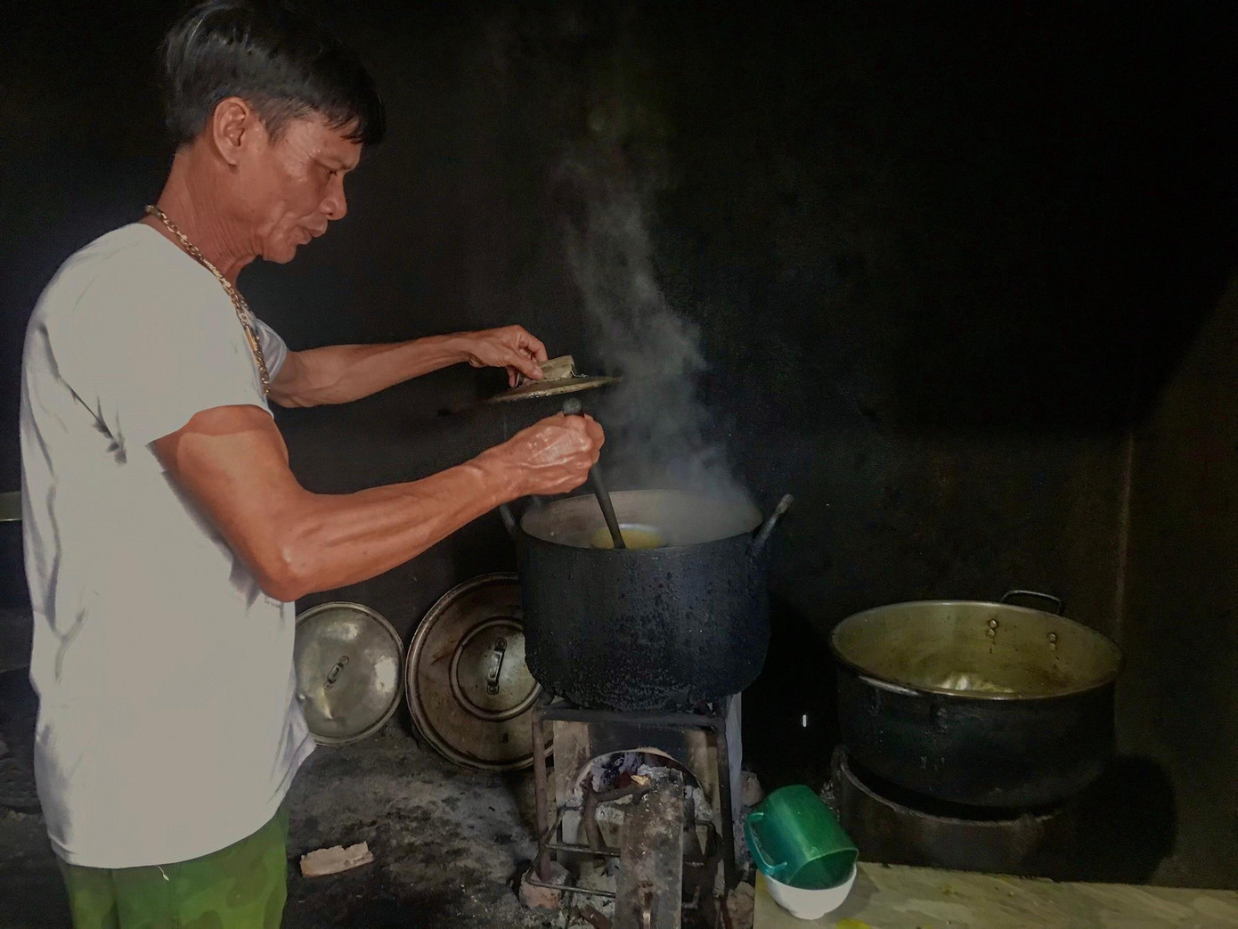 Với cách nấu như thế nước nhưn mới đậm đà hương vị, có màu vàng đặc trưng của nghệ làm cho tô mì thêm bắt mắt mà lại giữ được độ ngọt tự nhiên từ thịt gà. Đặc biệt, bếp lửa phải luôn đỏ để giữ độ nóng cho nước nhưn lúc chan vào tô mì thì hương vị mới hòa quyện vào nhau tạo nên tô mì Quảng ngon. Với cách nấu như thế nước nhưn mới đậm đà hương vị, có màu vàng đặc trưng của nghệ làm cho tô mì thêm bắt mắt mà lại giữ được độ ngọt tự nhiên từ thịt gà. Đặc biệt, bếp lửa phải luôn đỏ để giữ độ nóng cho nước nhưn lúc chan vào tô mì thì hương vị mới hòa quyện vào nhau tạo nên tô mì Quảng ngon.