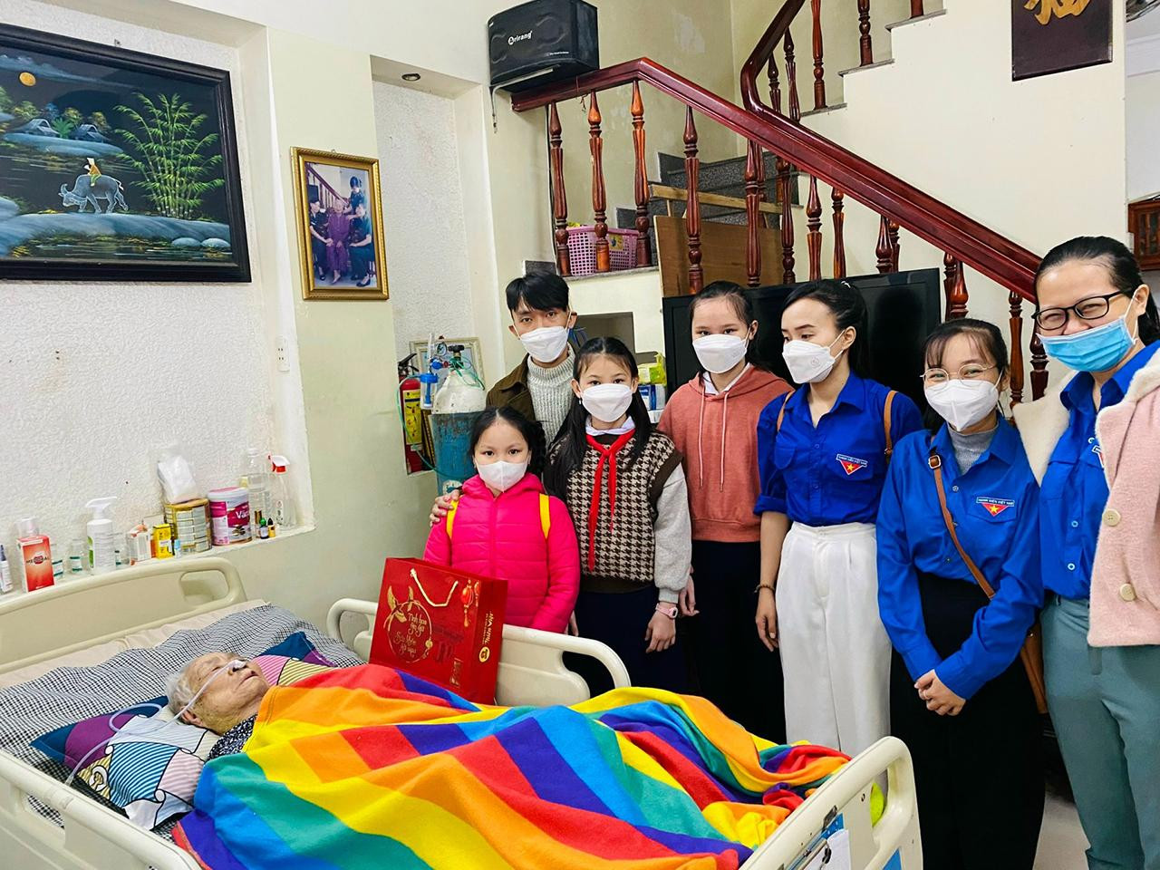 Các bạn trẻ quận Thanh Khê thăm mẹ Việt Nam anh hùng Huỳnh Thị Hiền Các bạn trẻ quận Thanh Khê thăm mẹ Việt Nam anh hùng Huỳnh Thị Hiền