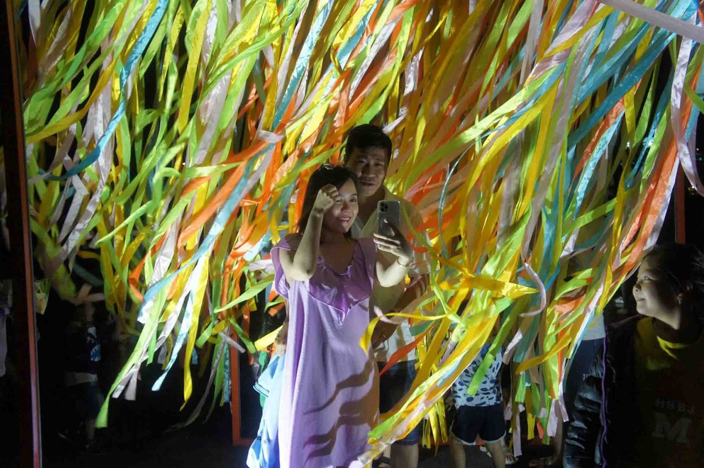 Ngoài chiếu phim, ban tổ chức còn sắp đặt nhiều điểm check-in thú vị cho khán giả và du khách. Ảnh: Hoài Nam.