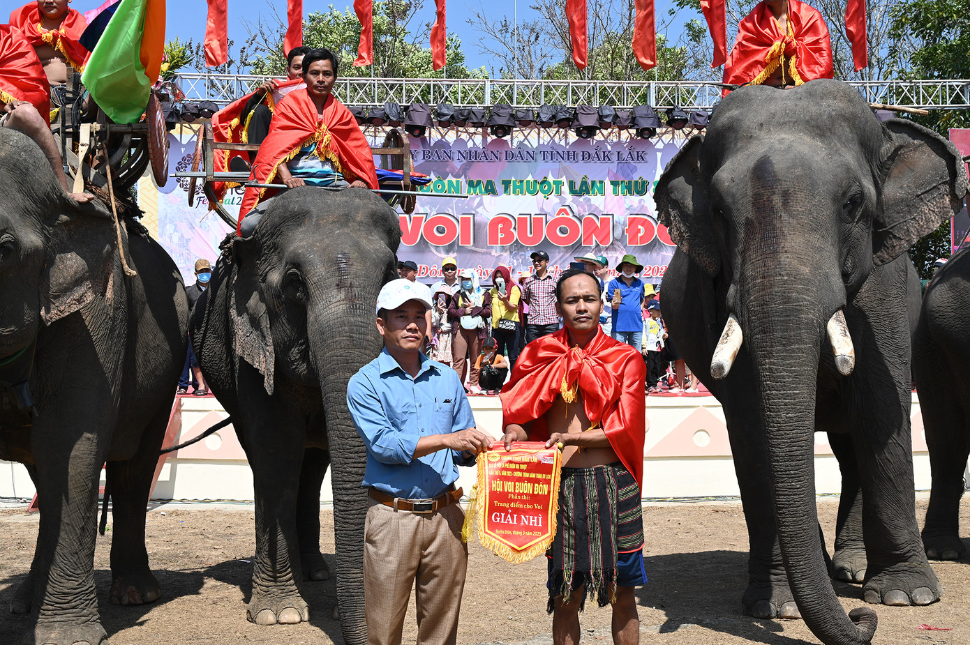 BTC trao giải nhì của hội thi (Ảnh: Huỳnh Như) BTC trao giải nhì của hội thi (Ảnh: Huỳnh Như)