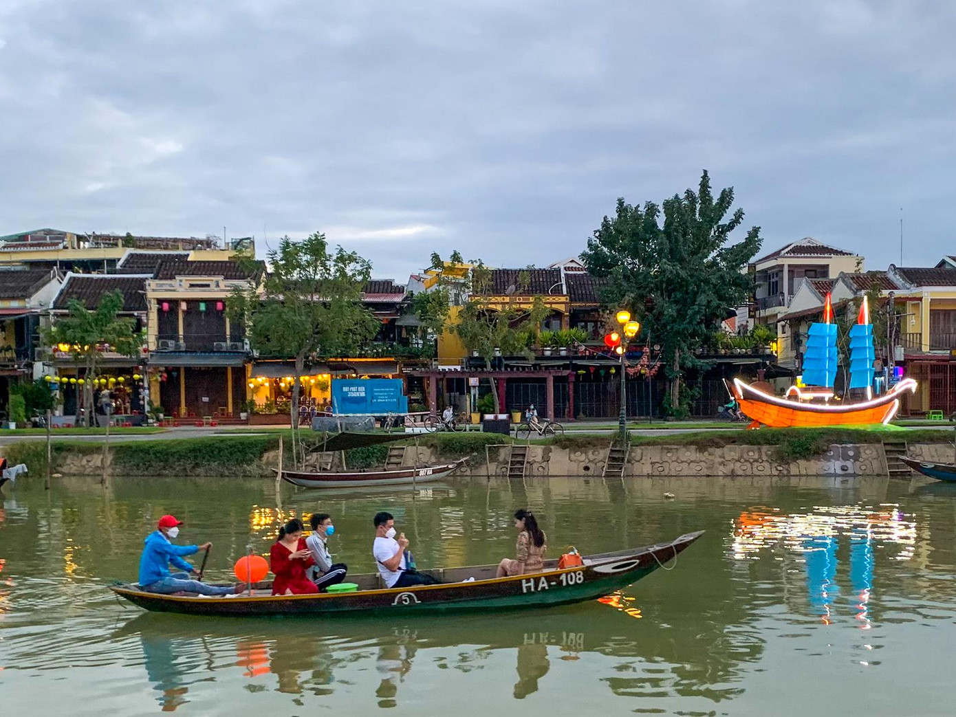 Dòng sông Hoài vào dịp Noel và Tết dương lịch như thế này hàng năm luôn tấp nập thuyền du lịch, người người chen chân trên bên dưới thuyền. Mùa dịch dòng sông trở nên vắng lặng, thi thoảng có vài người trẻ đi thuyền để trải nghiệm, lưu lại những khoảnh khắc sống chậm - ảnh Tài Anh Hà
