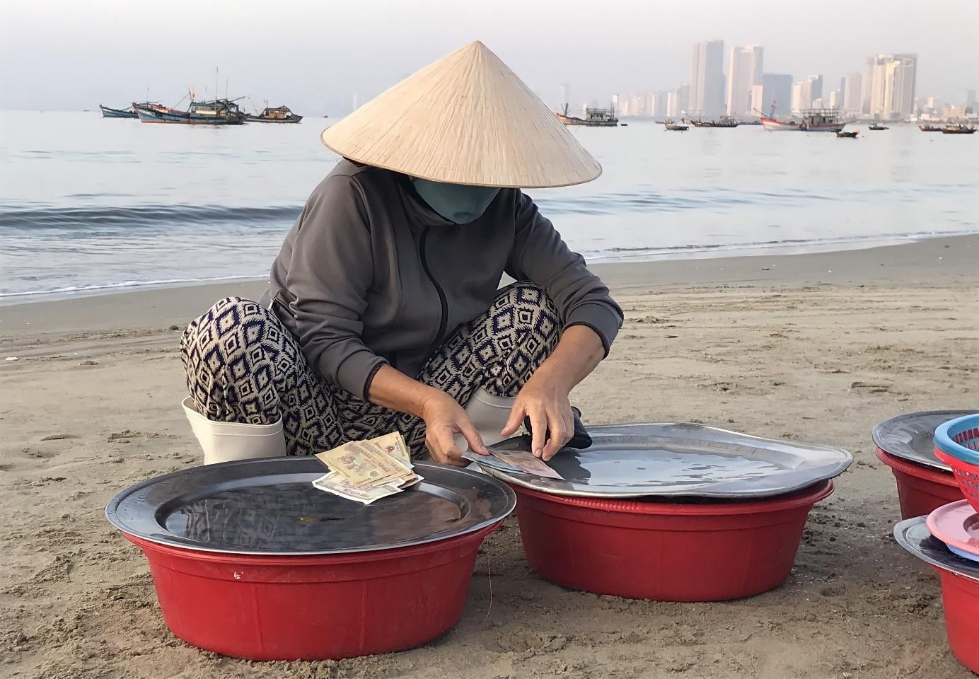 Trời sáng hẳn, chợ đã vãn. Bán hết mấy mẻ tôm cá, bà Lan tranh thủ đếm tiền.“Cũng tạm đủ tiền lo cơm nước trong ngày. Kiếm ra đồng tiền khó lắm, làm nghề nào mà chả vậy. Dù hơi cực đó, nhưng mình phải cố gắng thôi, chỉ mong đủ ăn đủ mặc là vui lắm rồi”. Ảnh: Thu Hương Trời sáng hẳn, chợ đã vãn. Bán hết mấy mẻ tôm cá, bà Lan tranh thủ đếm tiền.“Cũng tạm đủ tiền lo cơm nước trong ngày. Kiếm ra đồng tiền khó lắm, làm nghề nào mà chả vậy. Dù hơi cực đó, nhưng mình phải cố gắng thôi, chỉ mong đủ ăn đủ mặc là vui lắm rồi”. Ảnh: Thu Hương