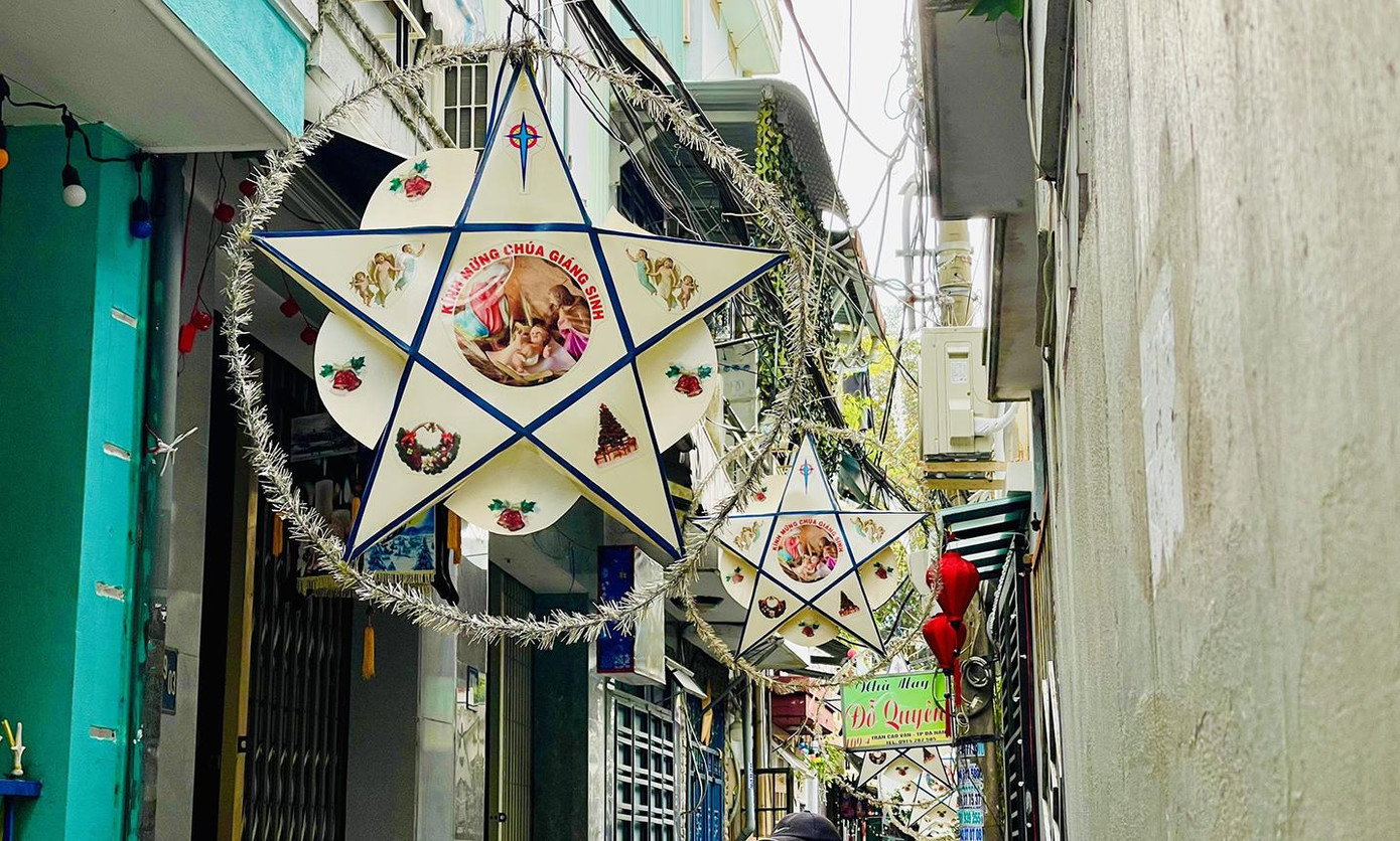 Đèn lồng, đèn dây trong nhiều ngõ xóm đường Trần Cao Vân - ảnh MP