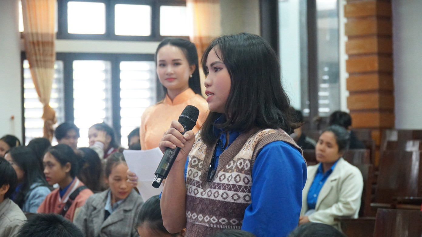 Đoàn viên, thanh niên vùng đồng bào dân tộc thiểu số tham gia ý kiến tại diễn đàn.