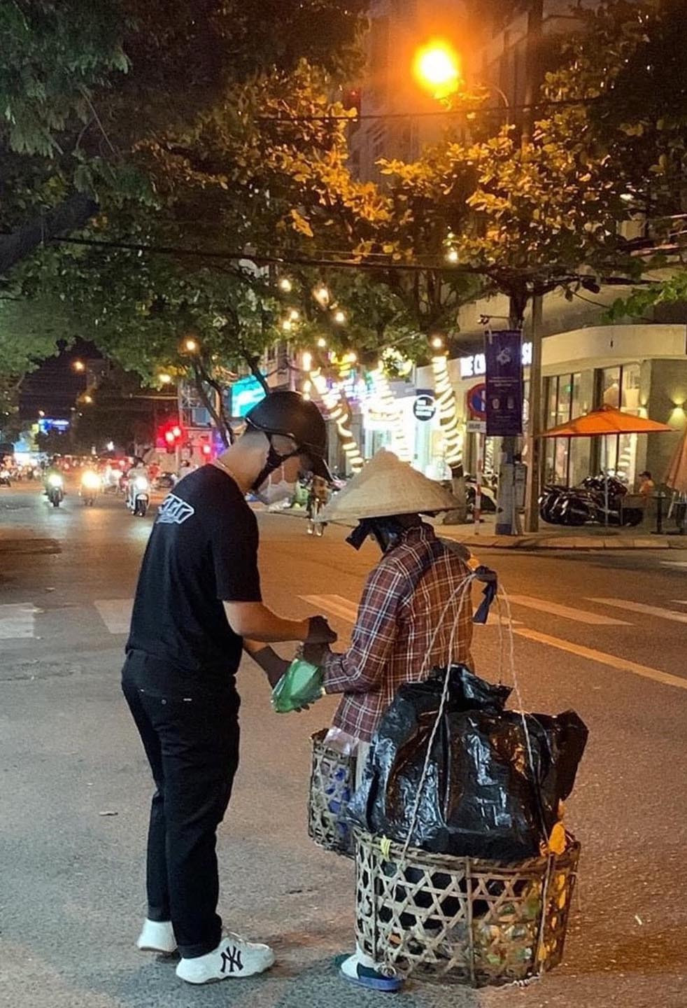 Mỗi suất quà thường có một chiếc bánh bao nóng, nước suối và một hộp sữa, kèm tiền mặt.