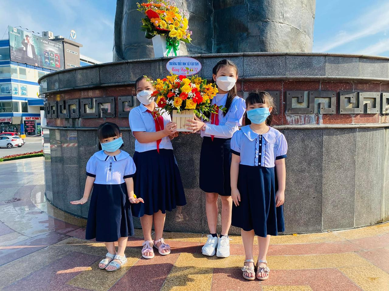 Dâng hoa tại tượng đài Mẹ Dũng sĩ Thanh Khê Dâng hoa tại tượng đài Mẹ Dũng sĩ Thanh Khê