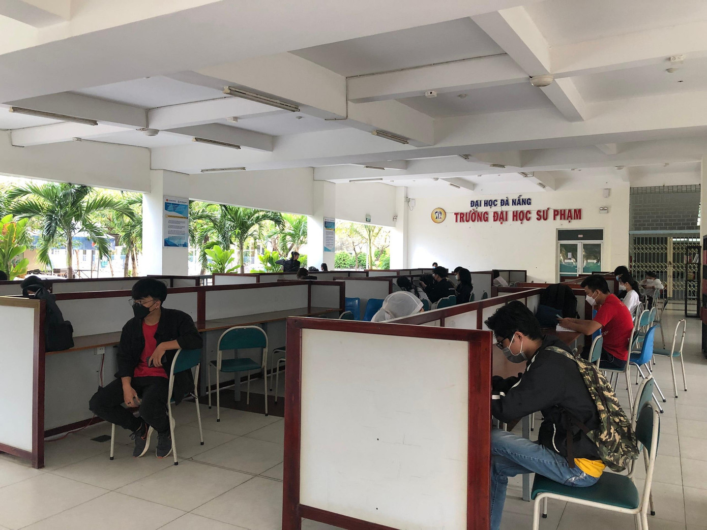 Các hoạt động trong trường đều tuân thủ theo quy định 5K để phòng ngừa dịch bệnh COVID-19. Đối với các sinh viên thuộc diện F0, F1 sẽ được nhà trường tạo điều kiện tốt nhất để học tập tại nhà - ảnh Linh Thùy