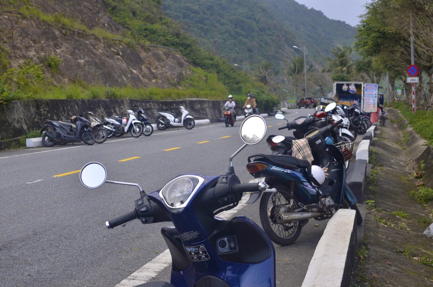 Suốt một tuần qua, con đường dẫn lên bán đảo Sơn Trà đã trở thành bối cảnh cho nhiều video "bắt trend" trên mạng xã hội. Đây là tuyến đường cần chú ý bởi độ dốc cao, nhiều khúc cua khuất tầm nhìn và có nhiều phương tiện qua lại thường xuyên. Suốt một tuần qua, con đường dẫn lên bán đảo Sơn Trà đã trở thành bối cảnh cho nhiều video "bắt trend" trên mạng xã hội. Đây là tuyến đường cần chú ý bởi độ dốc cao, nhiều khúc cua khuất tầm nhìn và có nhiều phương tiện qua lại thường xuyên.