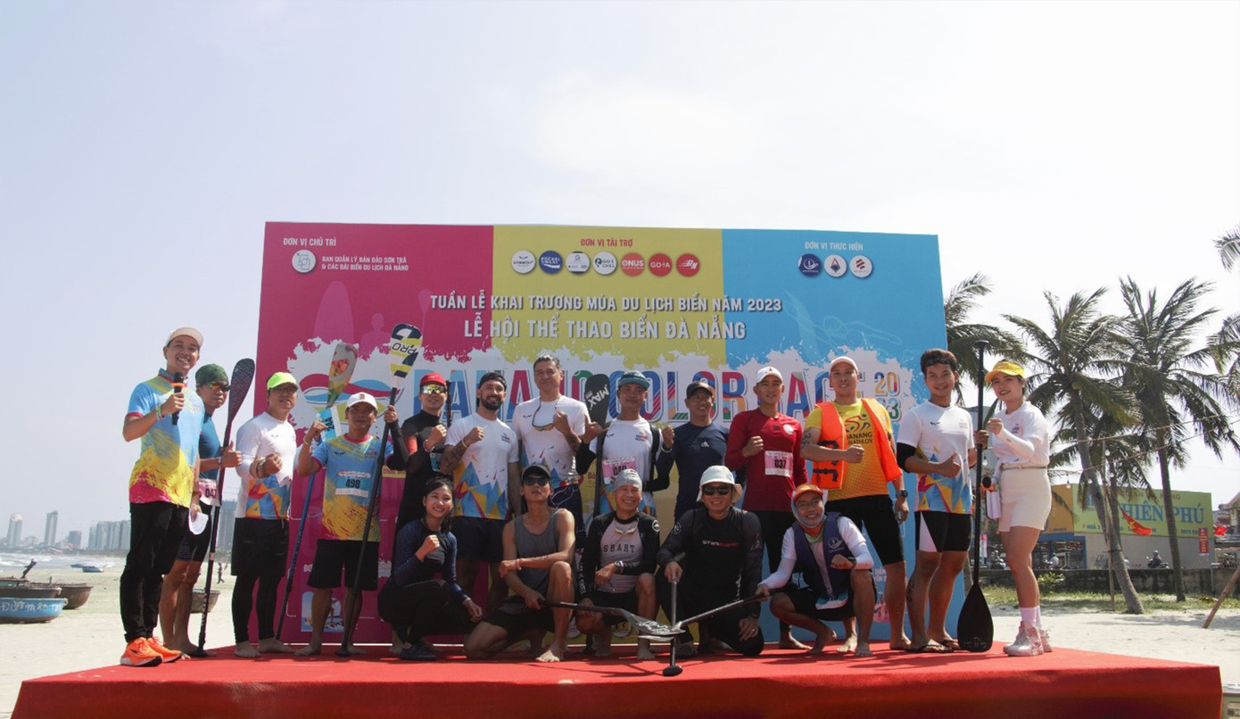 Cuộc đua ván chèo đứng – SUP cự ly 1 km và 2 km dành cho nam-nữ diễn ra chiều 28/4; và thi chạy bộ trên cát với chủ đề “Đôi chân trần trên biển” cự ly 2 km, 5 km và 10 km sẽ diễn ra vào sáng ngày 29/4. (Ảnh: Ny-Nhi)