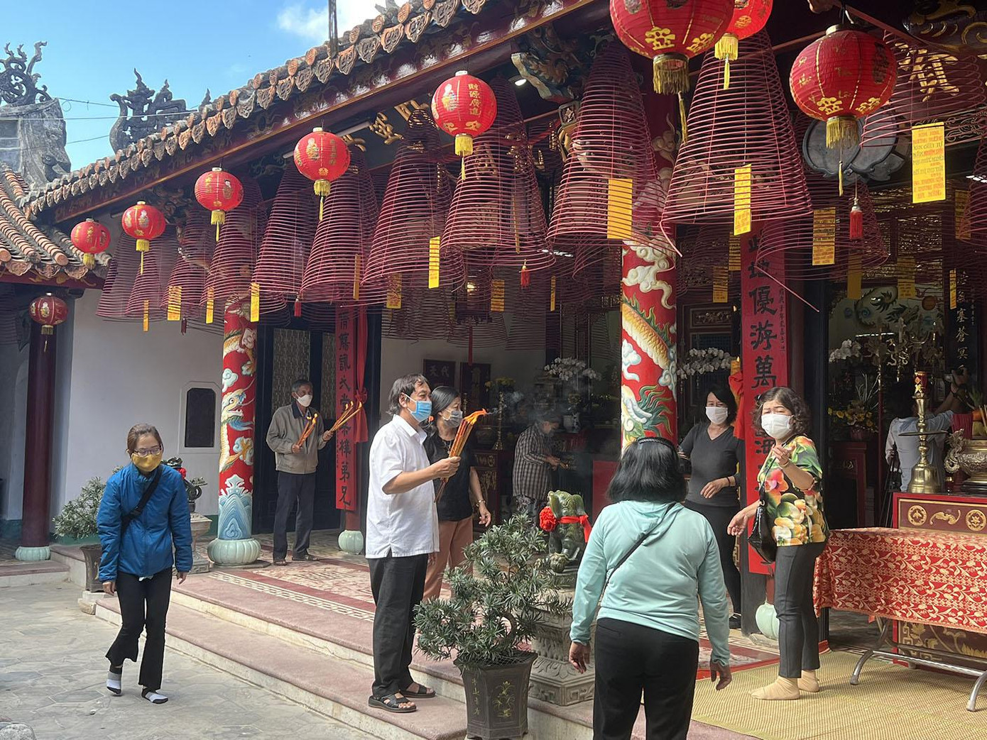 Các thành viên Ban trị sự của Hội quán chuẩn bị thắp hương cúng 15 Bà Mụ. Họ thay phiên nhau, mỗi người mỗi địa điểm để đặt mâm cỗ, vái lạy cầu mong cho con cháu được an lành - Ảnh: Bảo Quyên