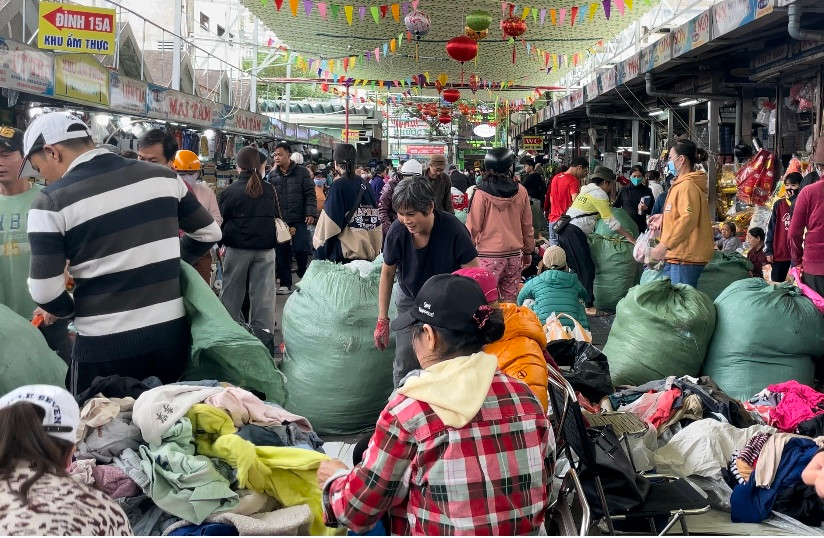 Nếu muốn lựa đồ đẹp, bạn nên đi thật sớm và nhanh tay “giành” lấy những món đồ mới khui. Ảnh: Trúc Linh Nếu muốn lựa đồ đẹp, bạn nên đi thật sớm và nhanh tay “giành” lấy những món đồ mới khui. Ảnh: Trúc Linh