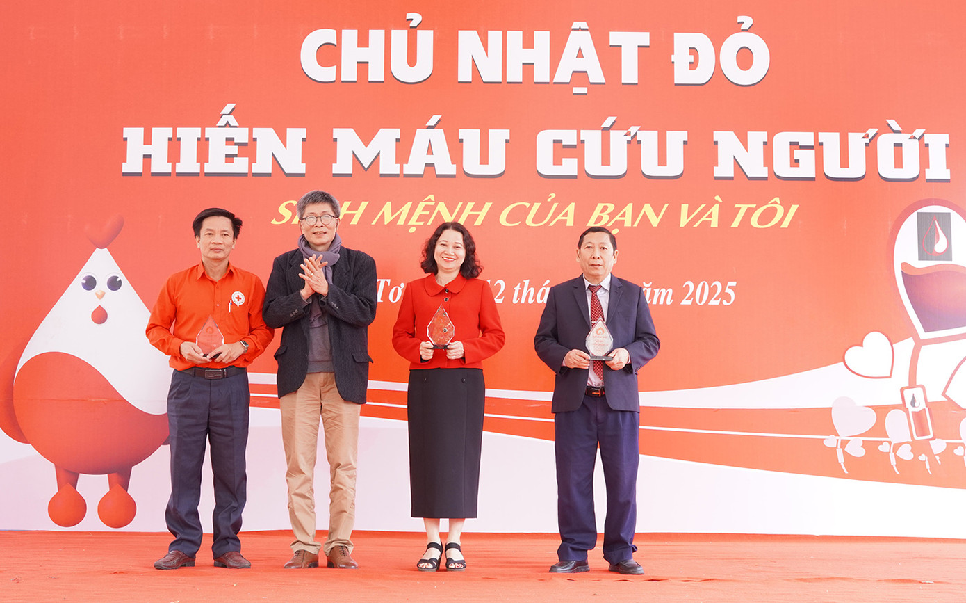 Nhà báo Trần Tuấn đại diện báo Tiền Phong tại miền Trung tặng kỷ niệm chương Chủ Nhật Đỏ cho lãnh đạo các đơn vị phối hợp tổ chức. Nhà báo Trần Tuấn đại diện báo Tiền Phong tại miền Trung tặng kỷ niệm chương Chủ Nhật Đỏ cho lãnh đạo các đơn vị phối hợp tổ chức.