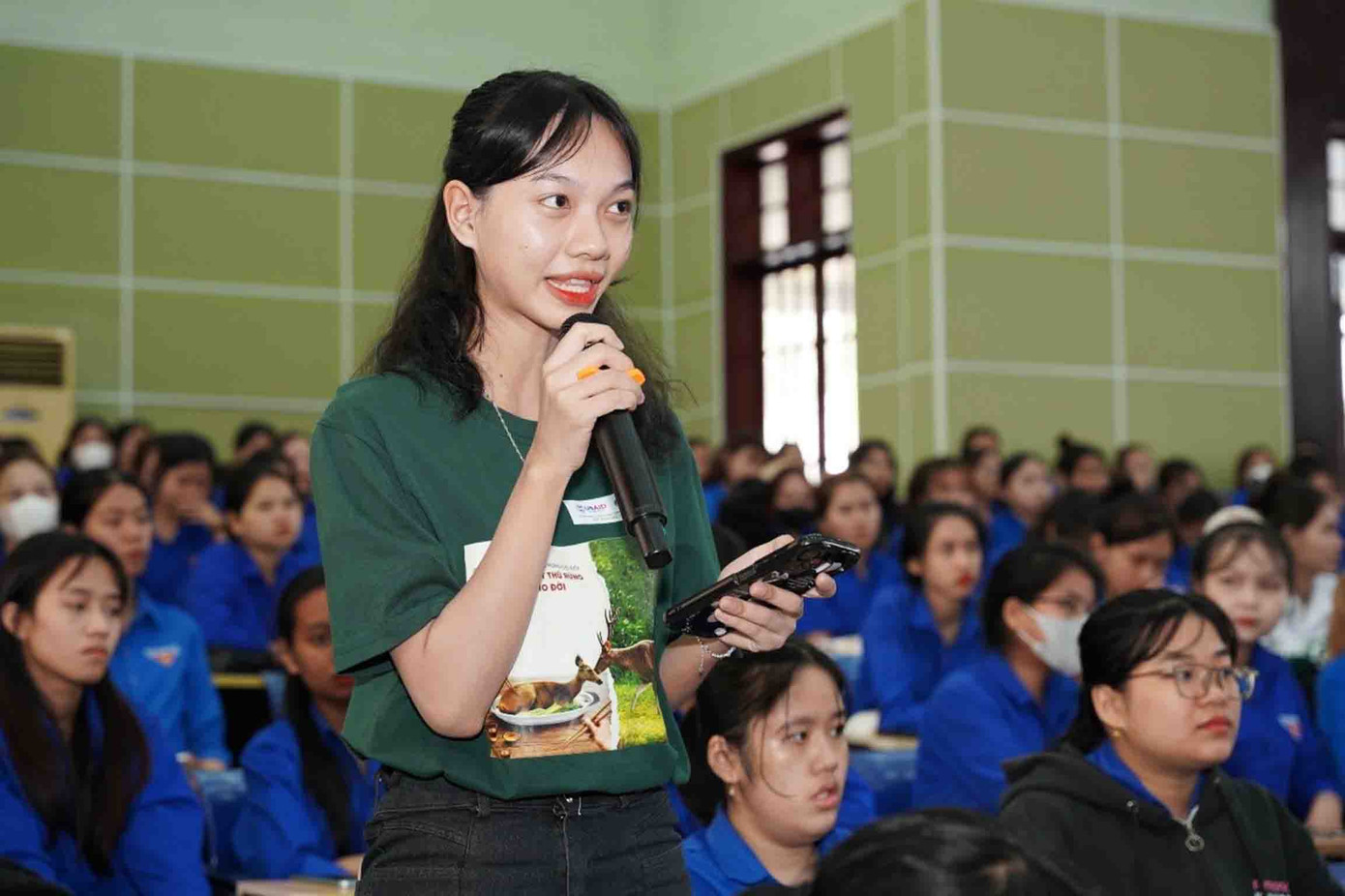 Bạn Nguyễn Thị Lê Linh chia sẻ: “Em biết đây không chỉ là trách nhiệm của riêng một cá nhân nào mà là trách nhiệm của cả cộng đồng, đặc biệt là sinh viên trẻ như chúng em. Vậy nên mỗi sinh viên cần nâng cao ý thức, hiểu biết và phải hành động ngay từ bây giờ, không có một hành động nào là quá nhỏ để bảo vệ động vật hoang dã”. Bạn Nguyễn Thị Lê Linh chia sẻ: “Em biết đây không chỉ là trách nhiệm của riêng một cá nhân nào mà là trách nhiệm của cả cộng đồng, đặc biệt là sinh viên trẻ như chúng em. Vậy nên mỗi sinh viên cần nâng cao ý thức, hiểu biết và phải hành động ngay từ bây giờ, không có một hành động nào là quá nhỏ để bảo vệ động vật hoang dã”.
