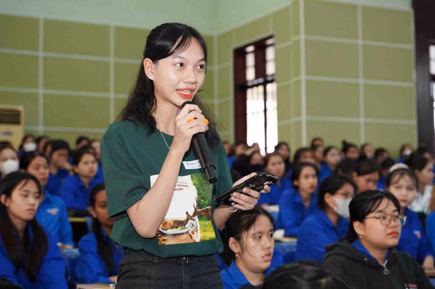 Bạn Nguyễn Thị Lê Linh chia sẻ: “Em biết đây không chỉ là trách nhiệm của riêng một cá nhân nào mà là trách nhiệm của cả cộng đồng, đặc biệt là sinh viên trẻ như chúng em. Vậy nên mỗi sinh viên cần nâng cao ý thức, hiểu biết và phải hành động ngay từ bây giờ, không có một hành động nào là quá nhỏ để bảo vệ động vật hoang dã”.