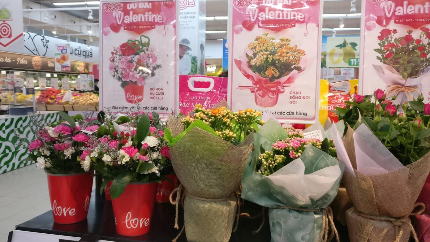 Big C (Go!) ưu đãi Valentine nhưng quầy hoa vẫn vắng khách.