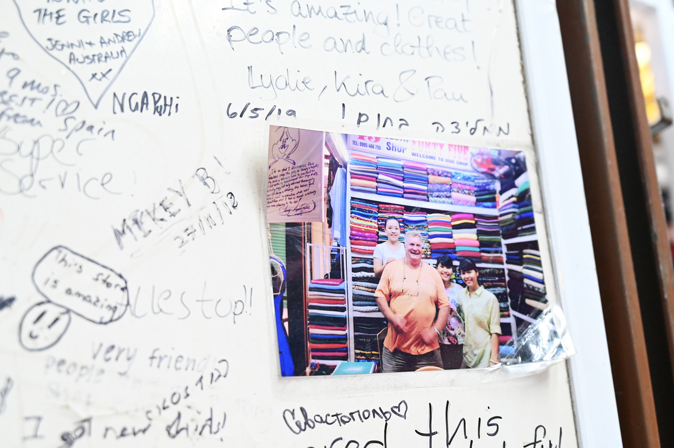 Những dòng cảm nhận của khách lưu lại sau khi trải nghiệm dịch vụ “may nóng”. (Ảnh: Huỳnh Như)