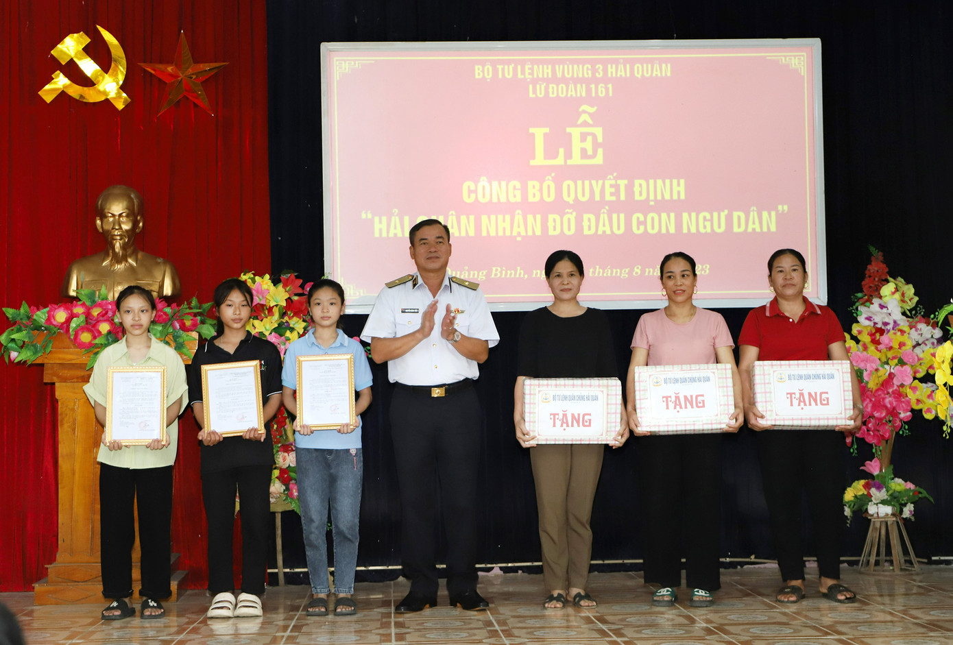 Chuẩn Đô đốc Nguyễn Đăng Tiến trao quà hỗ trợ gia đình 3 cháu. (Ảnh: Hoàng Diệu) Chuẩn Đô đốc Nguyễn Đăng Tiến trao quà hỗ trợ gia đình 3 cháu. (Ảnh: Hoàng Diệu)