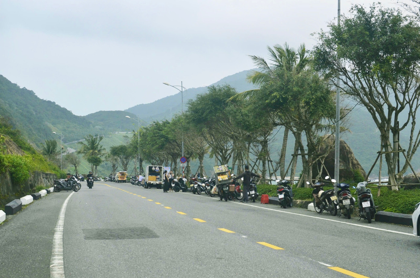 Suốt một tuần qua, con đường dẫn lên bán đảo Sơn Trà đã trở thành bối cảnh cho nhiều video "bắt trend" trên mạng xã hội. Đây là tuyến đường cần chú ý bởi độ dốc cao, nhiều khúc cua khuất tầm nhìn và có nhiều phương tiện qua lại thường xuyên. Suốt một tuần qua, con đường dẫn lên bán đảo Sơn Trà đã trở thành bối cảnh cho nhiều video "bắt trend" trên mạng xã hội. Đây là tuyến đường cần chú ý bởi độ dốc cao, nhiều khúc cua khuất tầm nhìn và có nhiều phương tiện qua lại thường xuyên.