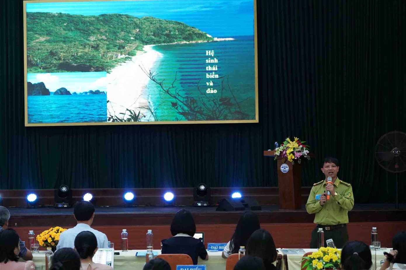 Ông Hà Phước Phú – Phó Chi cục trưởng Chi cục Kiểm lâm tỉnh Quảng Nam giới thiệu và trao đổi với sinh viên về chủ đề Đa dạng sinh học trên địa bàn tỉnh. Và nhà báo Đỗ Doãn Hoàng chia sẻ về những vụ triệt phá các hoạt động săn bắt, mua bán và tiêu thụ động vật hoang dã qua các phóng sự điều tra mà ông đã thực hiện. Đồng thời nhấn mạnh trách nhiệm của người trẻ trong việc bảo vệ động vật hoang dã. Ông Hà Phước Phú – Phó Chi cục trưởng Chi cục Kiểm lâm tỉnh Quảng Nam giới thiệu và trao đổi với sinh viên về chủ đề Đa dạng sinh học trên địa bàn tỉnh. Và nhà báo Đỗ Doãn Hoàng chia sẻ về những vụ triệt phá các hoạt động săn bắt, mua bán và tiêu thụ động vật hoang dã qua các phóng sự điều tra mà ông đã thực hiện. Đồng thời nhấn mạnh trách nhiệm của người trẻ trong việc bảo vệ động vật hoang dã.