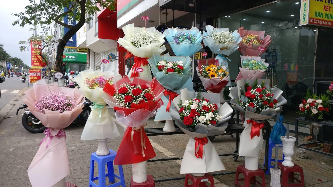 Giá hoa hồng năm nay tăng gấp 2 - 3 so với các dịp lễ mỗi năm. Đây là năm giá hoa hồng cao nhất từ trước đến nay. Các năm, hoa lấy vào khoảng 2.000 – 3.000 đồng/bông nhưng năm nay lên tới 7.000 - 10.000 đồng/bông. Ảnh: Kim Ngân