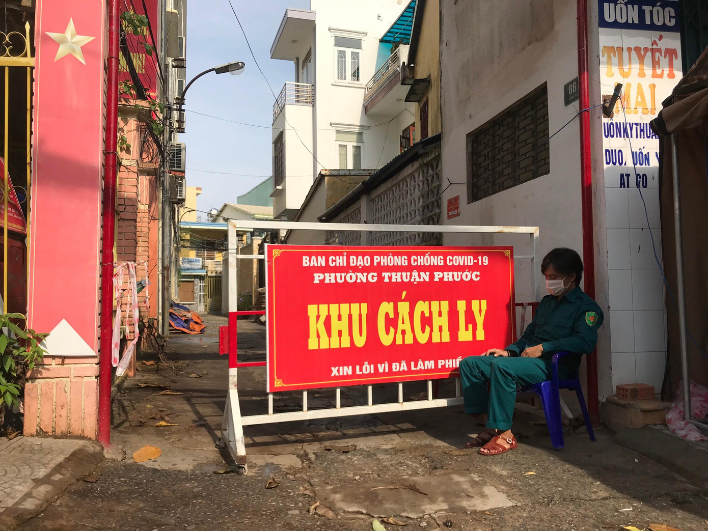 Sáng nay, anh Lê Anh Phương 21 tuổi vẫn còn phải ngồi trực chốt. Anh Phương chia sẻ: ”Có những hôm mưa to, gió lớn, anh em trực chốt không ai ngủ được vì nước mưa tạt vào. Đến giữa đêm thì gió lạnh, trong khi chỉ có một chiếc chăn mỏng” - ảnh Th.L