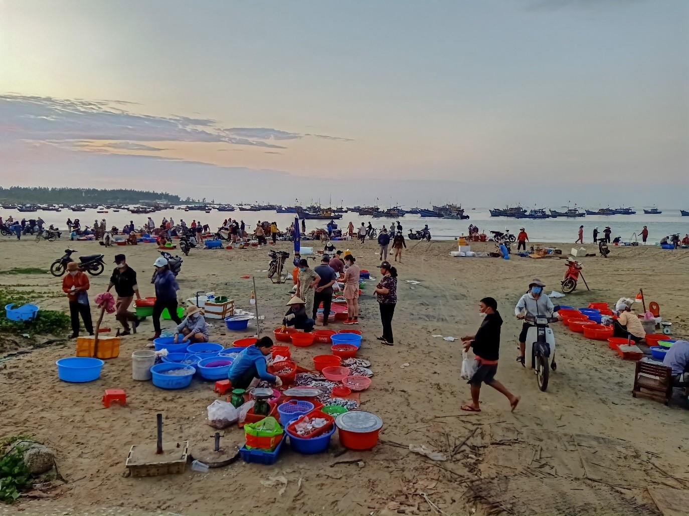 Khung cảnh nhộn nhịp của chợ cá ven biển Mỹ Khê khi bình minh vừa ló dạng. Ảnh: Thu Hương Khung cảnh nhộn nhịp của chợ cá ven biển Mỹ Khê khi bình minh vừa ló dạng. Ảnh: Thu Hương