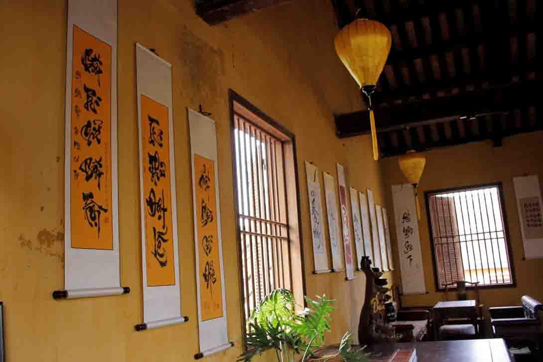 Chương trình triển lãm ở Hội An từ ngày 15-17/6 với hơn 20 bức thư pháp được Xuân Thành sáng tác trong năm 2020–2021. Ngoài các tác phẩm chủ đạo lấy cảm hứng từ cuộc sống và con người phố Hội thì có những tác phẩm về lời hay, ý đẹp trong cuộc sống - ảnh Thu Loan Nguyễn