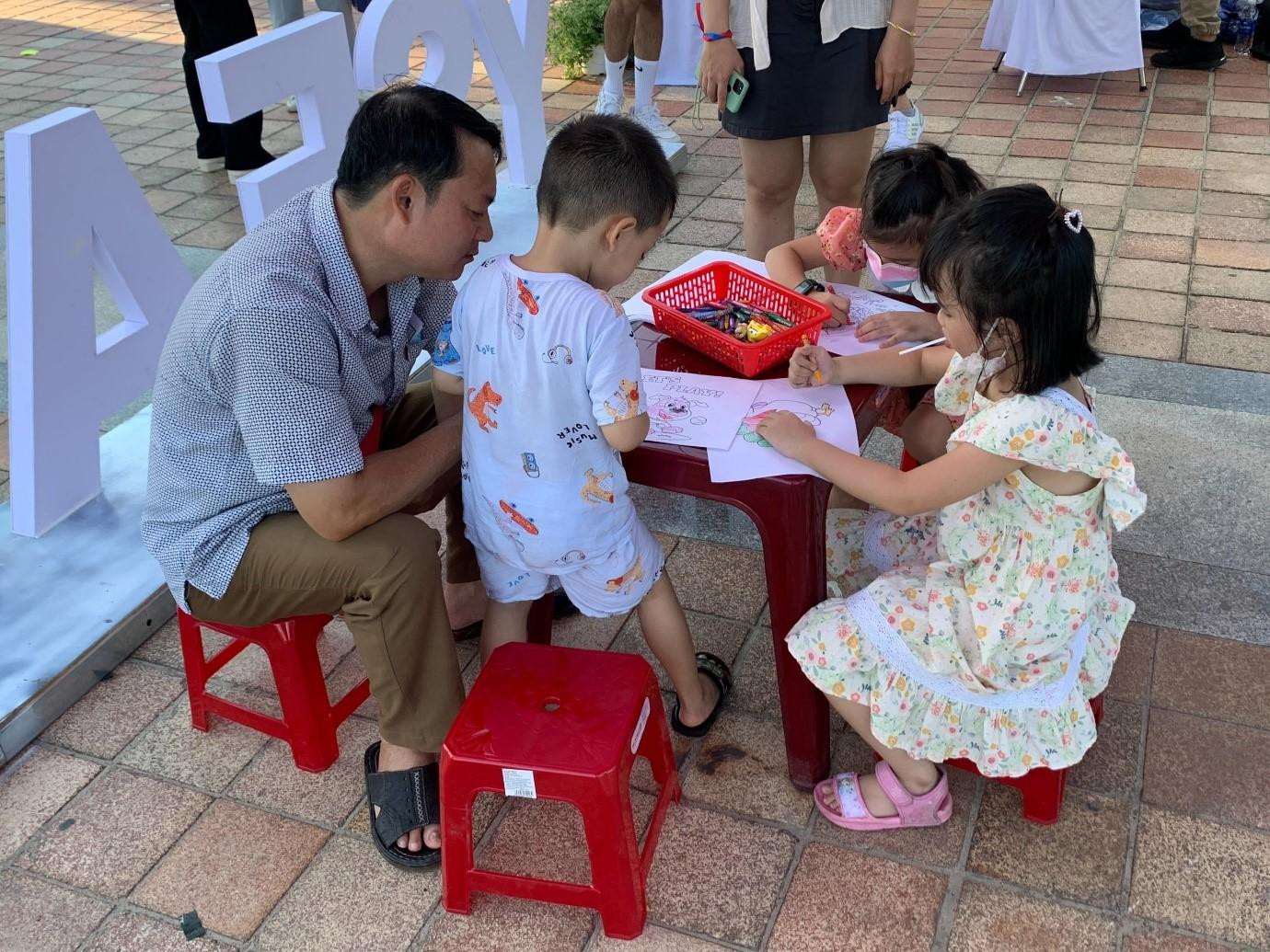 Bên cạnh các hoạt động dành cho thanh niên, các tổ chức tham gia BridgeFest 2022 cũng tạo nhiều cơ hội giúp các bậc phụ huynh hiểu rõ hơn về sở thích hay tính cách của con mình - Ảnh: Tài Anh Hà