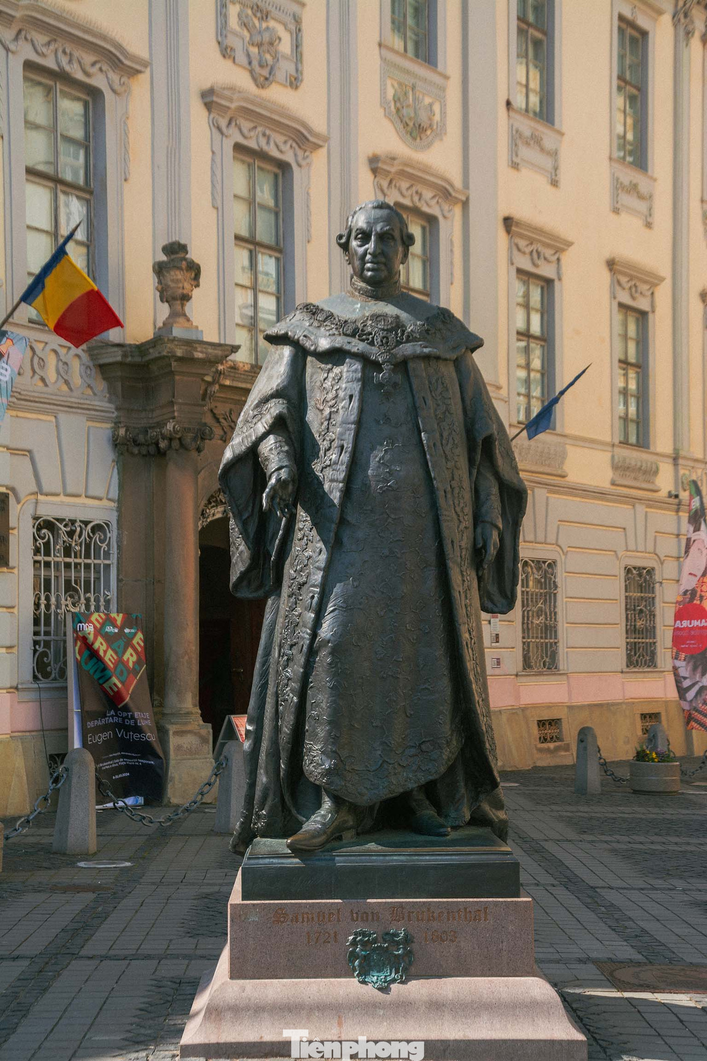 Tượng Samuel von Brukenthal - Thống đốc Quân chủ Habsburg của Công quốc Transylvania được đặt trước Bảo tàng Quốc gia Brukenthal. Là nam tước của Đế chế La Mã Thần thánh, ông giữ vai trò cố vấn riêng cho Hoàng hậu Maria Theresia. Ảnh: Kinh Quốc