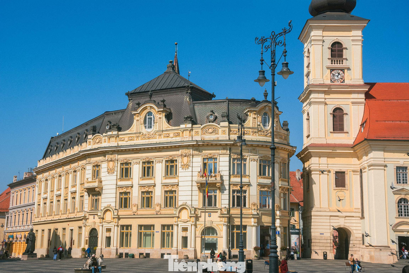 Tòa thị chính với vẻ ngoài đầy cổ kính của thành phố Sibiu. Xung quanh có nhiều đôi mắt từ những mái nhà dõi theo. Ảnh: Kinh Quốc.